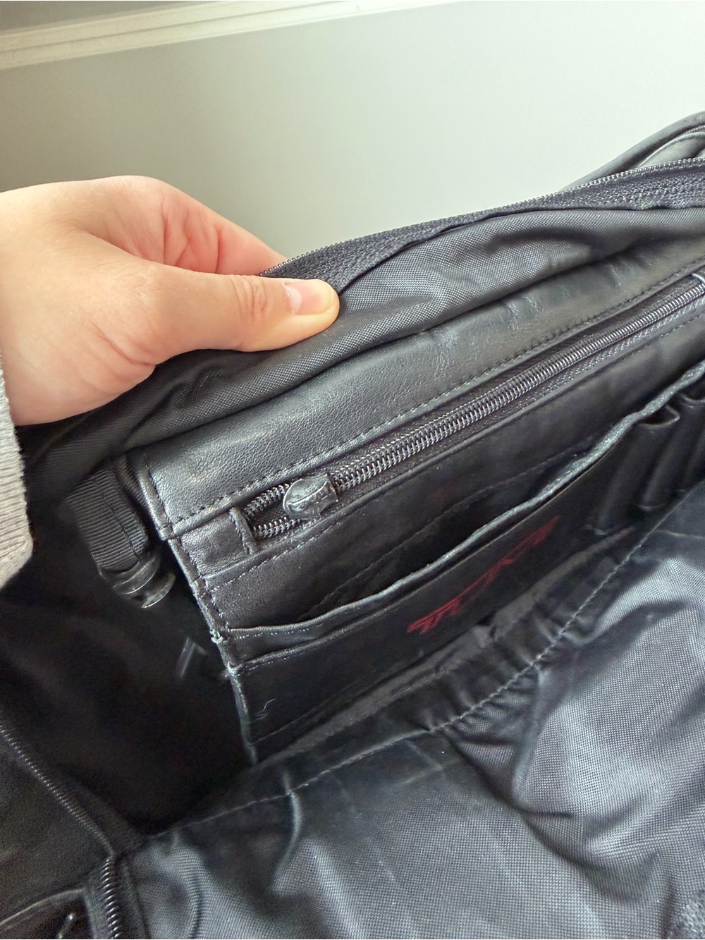 TUMI Black Leather Men’s Briefcase Shoulder Bag - Picture 4 of 15